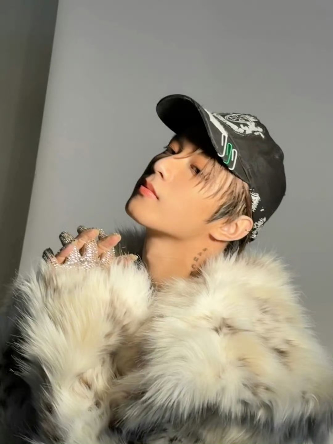 刘耀文皮草深V造型刘耀文闪钻手套 刘耀文闪钻手套 