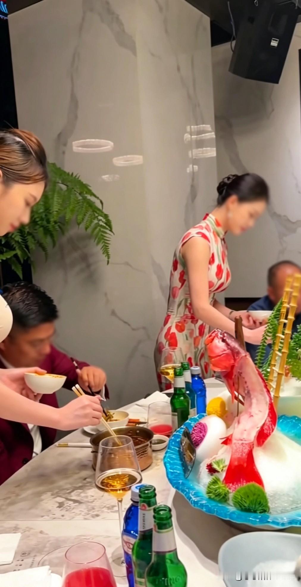 一桌吃饭还有专人在旁近身伺候，说实话，我浑身都不自在。陌生人凑得这么近摆弄饭菜，