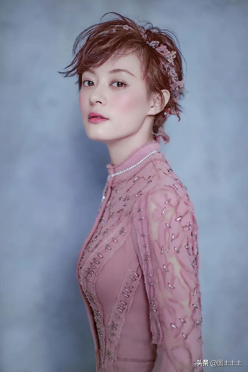 孙俪说，我不太喜欢穿紧身的衣服，会让我很不自在。所以家里人老说我买的衣服永远都是