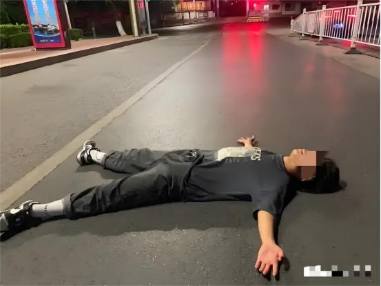 “讹天讹地讹空气！”辽宁鞍山，男子跟单位请假，说家里有事，单位批准。次日，男子被