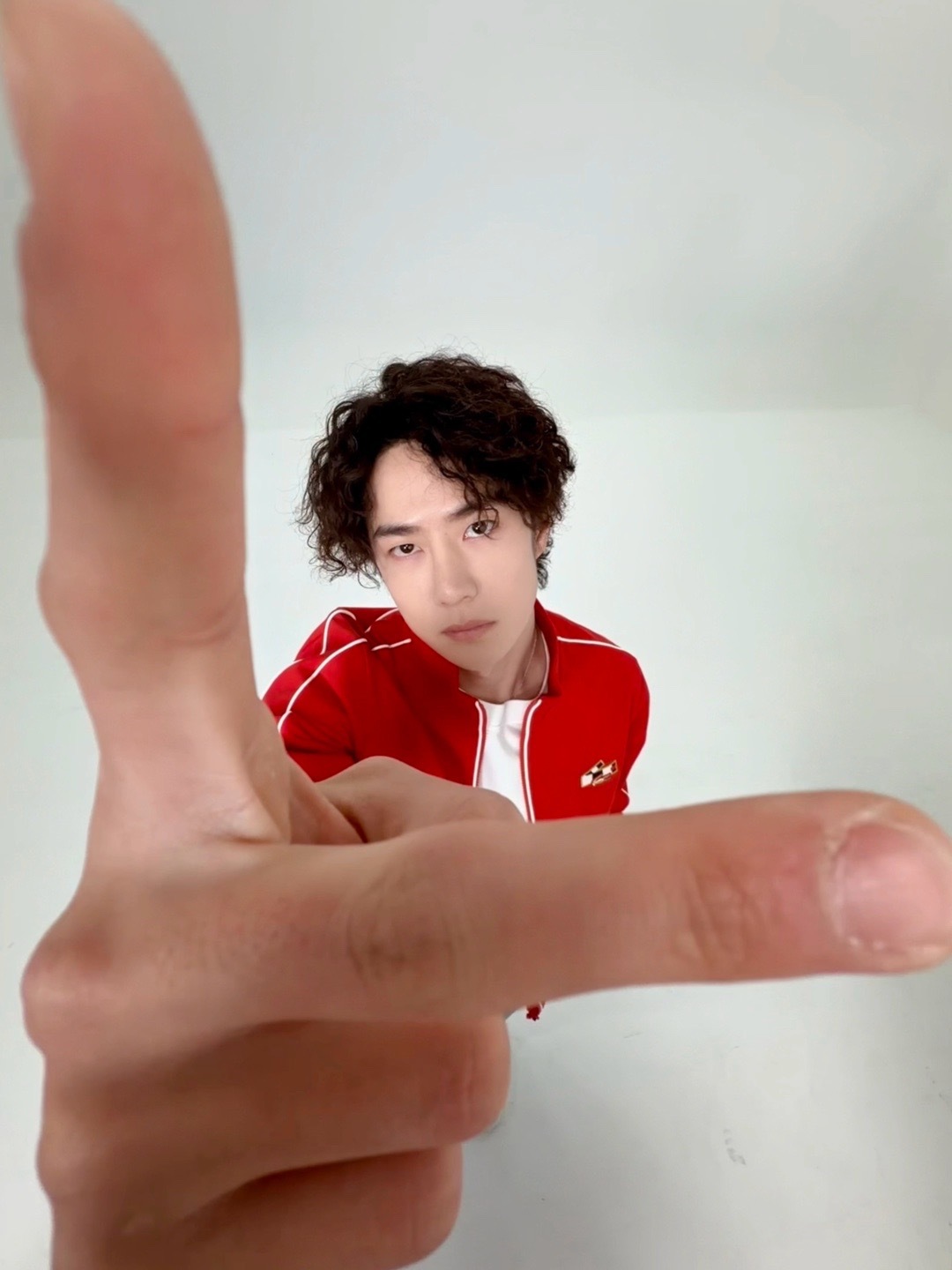 王一博新年拍照新姿势祝大家元旦快乐🎉和他学同款2026拍照新姿势！王一博祝20