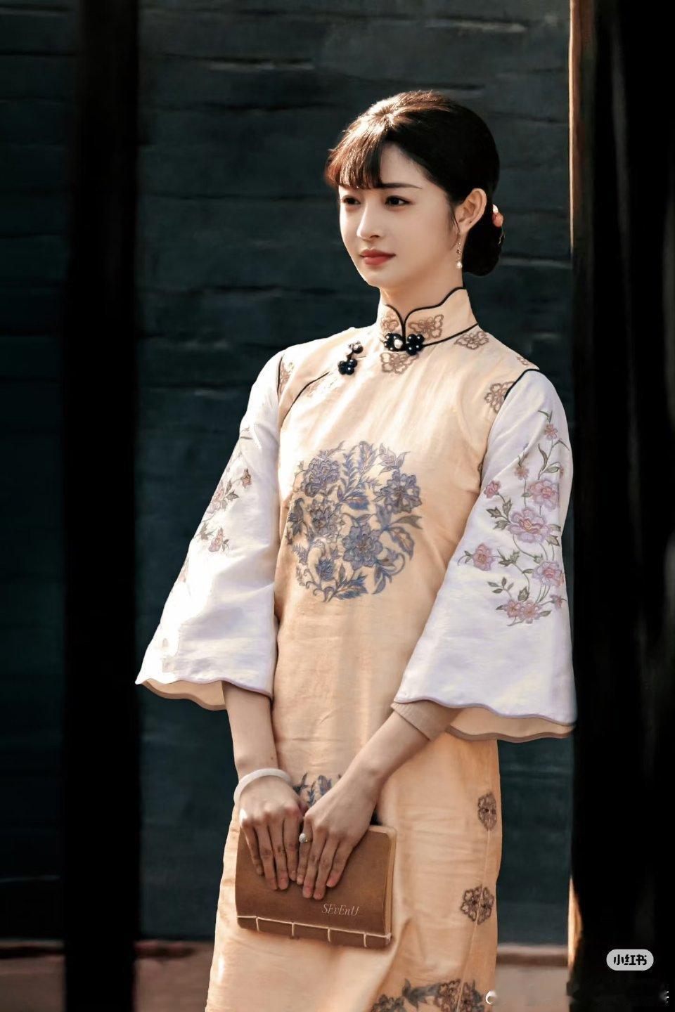 周洁琼真的好适合民国造型，她在玉簟秋的路透真美翻了 