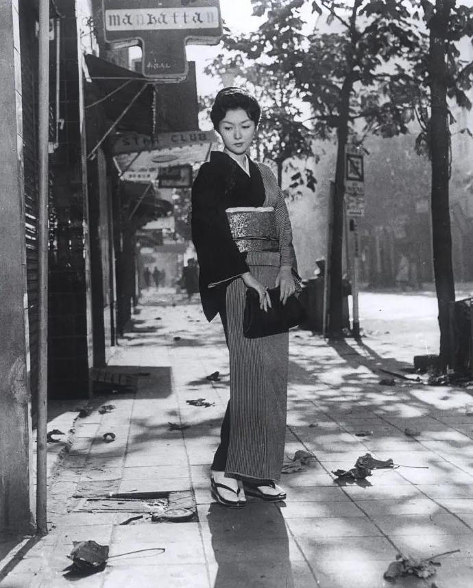 这段话太治愈了：“我们执着于感情的圆满，纠结爱人是否忠诚，期盼一份长久稳固的爱情