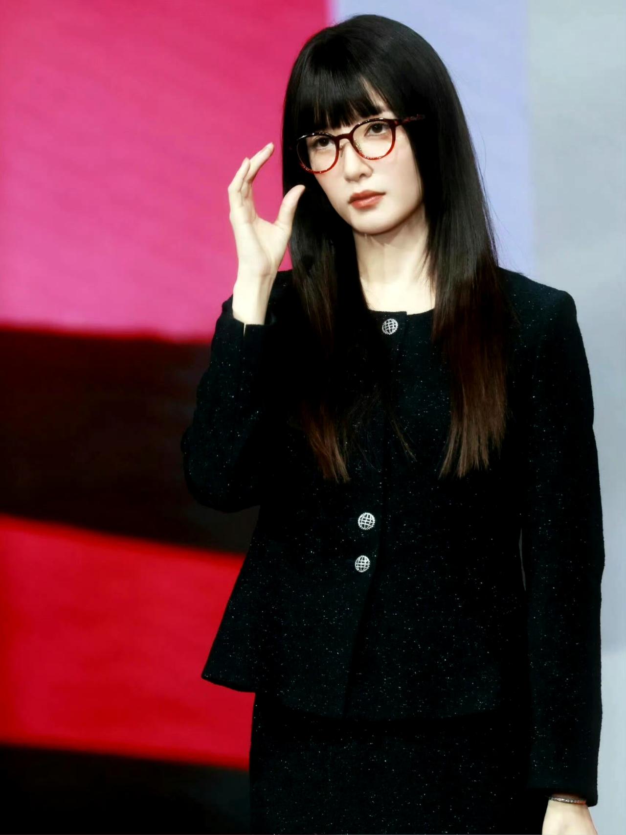 江疏影这到底发生什么事了？

最近江疏影出席活动，这造型完全让人认不出来呀！
