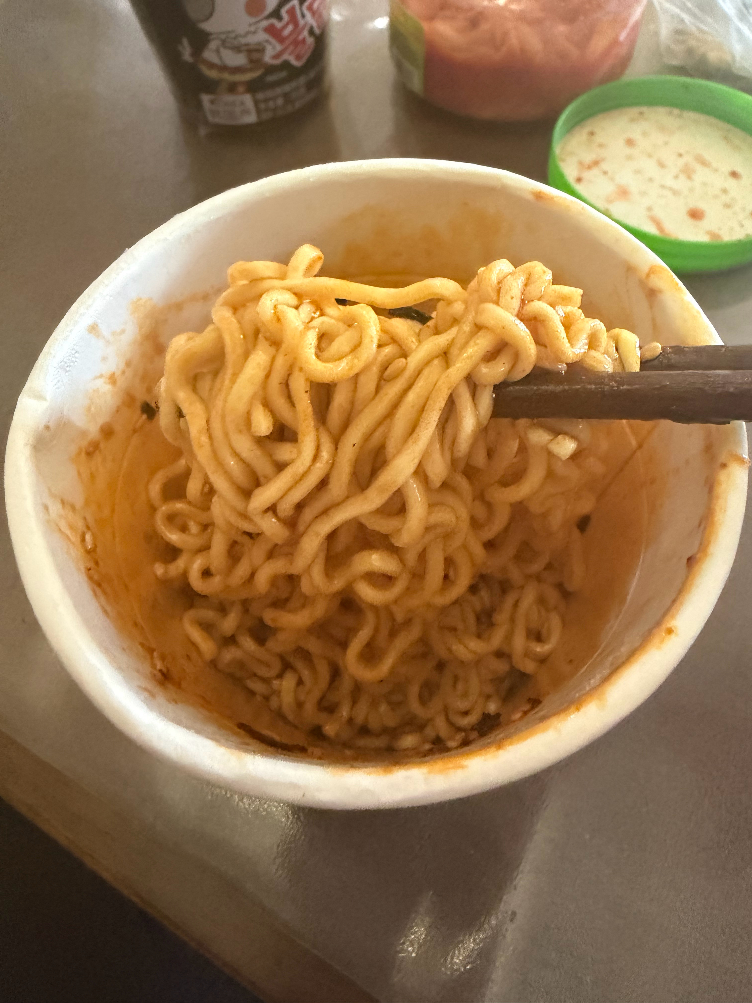 先吃个火鸡面垫垫，我吃火鸡面一般调料只放一半，你会全放吗