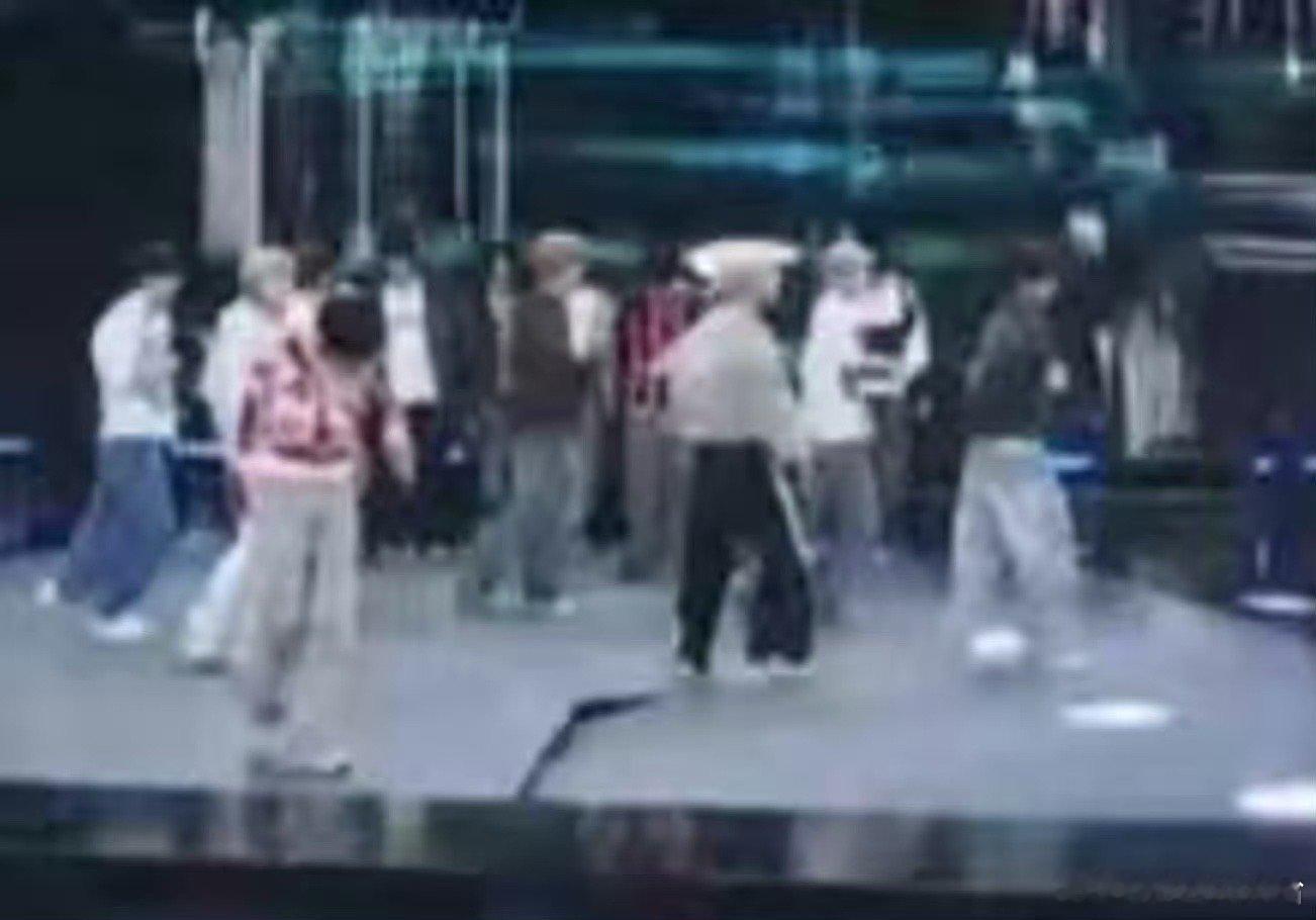 MCD舞台塌了舞台事故把舞台跳塌的还是头次见，年轻就是好啊 