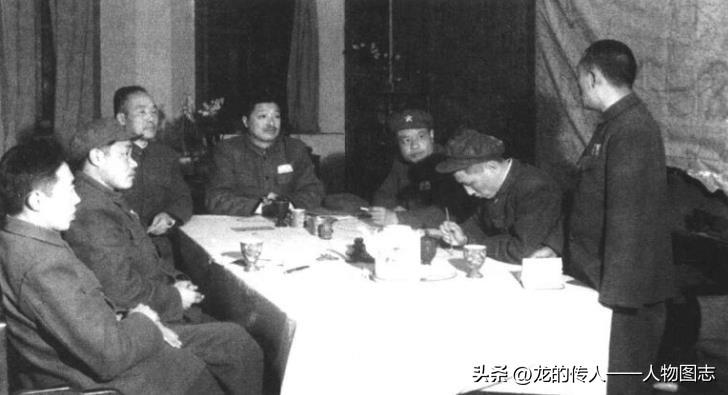 1952年，李达(左三)参加西南军区党委常委会议。左四为贺龙，左一为王新亭，左二