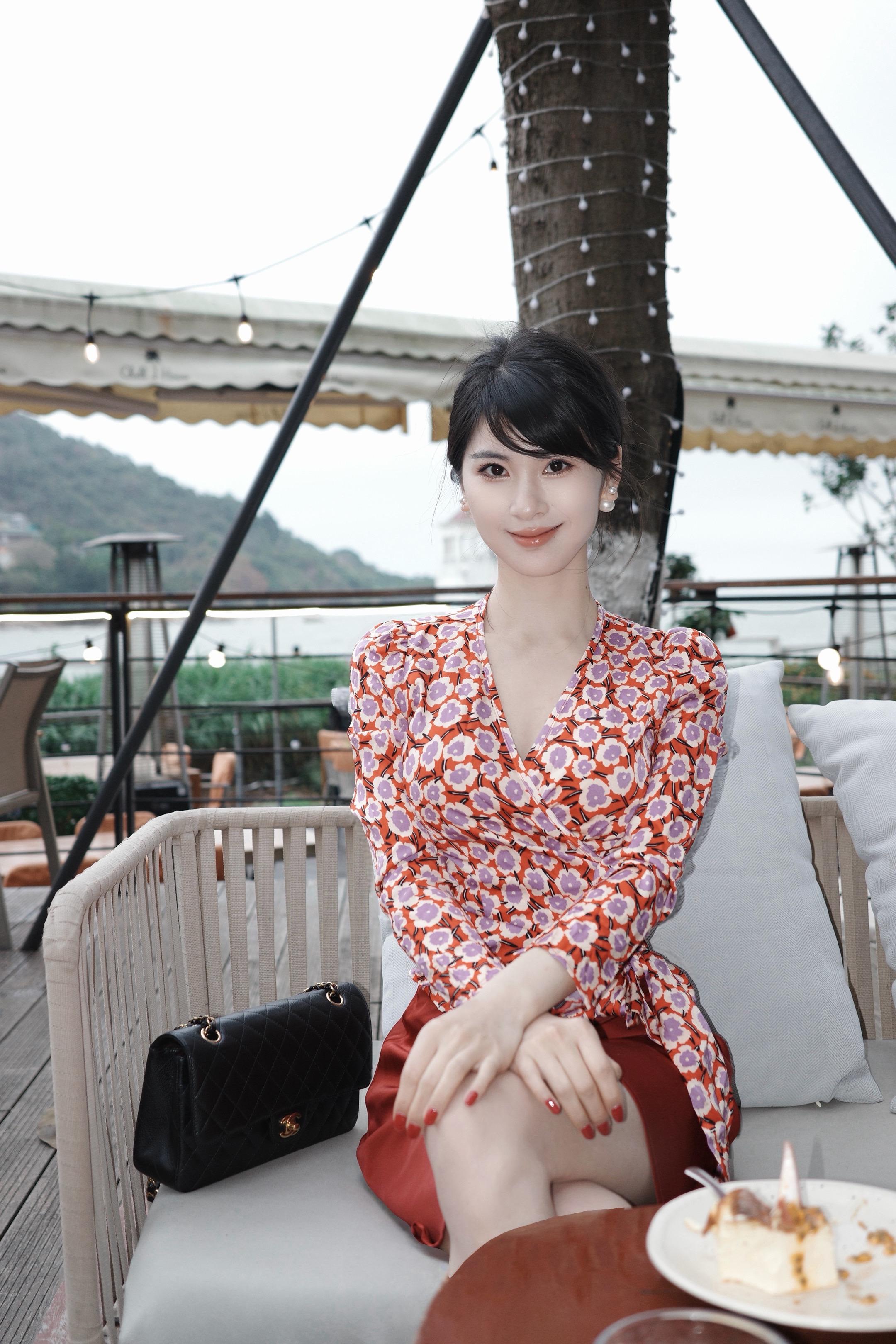 仿佛你只需静静看我一眼。