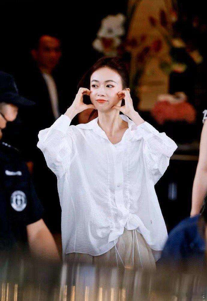 #吴谨言饭撒的神# 密逃上班路透来啦！完全是古希腊掌管饭撒的神！！！不白来不白来