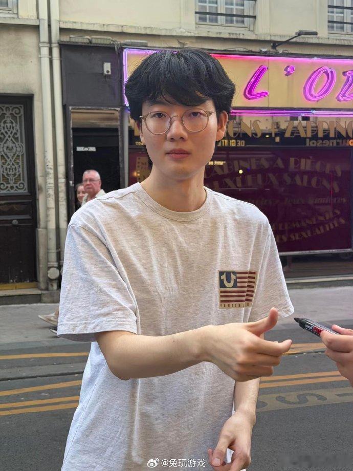 Viper和Trazan一起吃饭粉丝巴黎偶遇Viper EWC赛后Viper约T