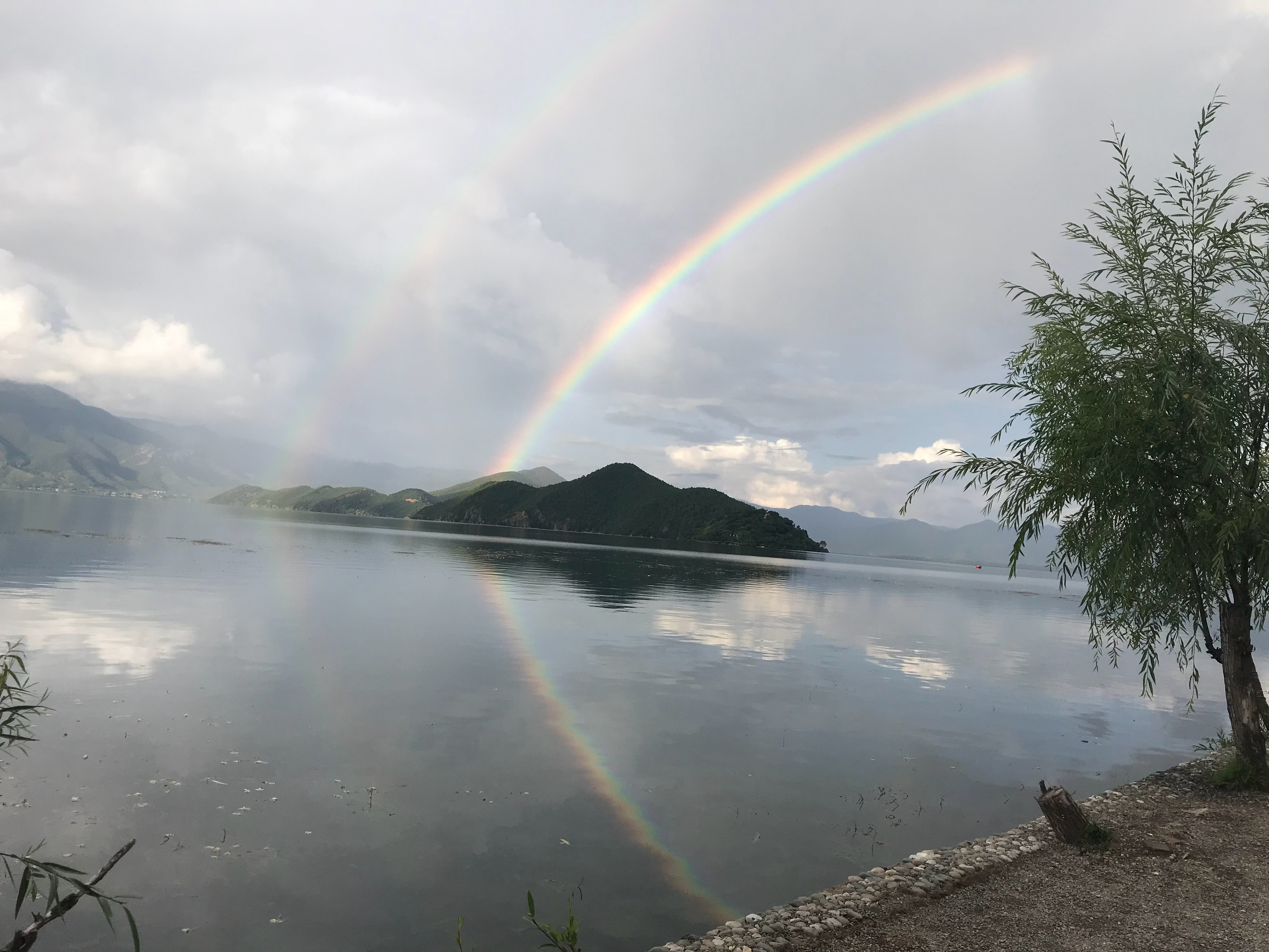 几年前我也遇到过双彩虹🌈，在云南泸沽湖 