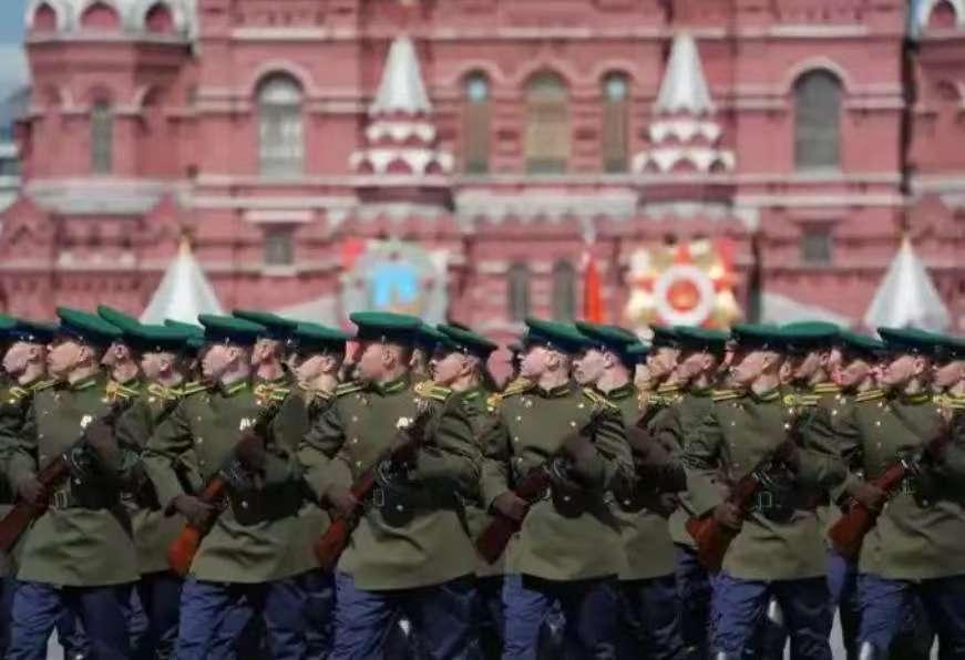 5月9日，莫斯科红场又将迎来那熟悉的激昂军乐。

头顶的无人机威胁如同悬在头顶的