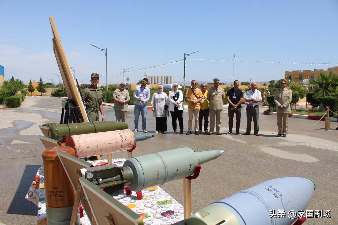 阿尔及利亚人展示自己的坦克弹药，可以看到炮射导弹，穿甲弹（这貌似不是芒果？），破
