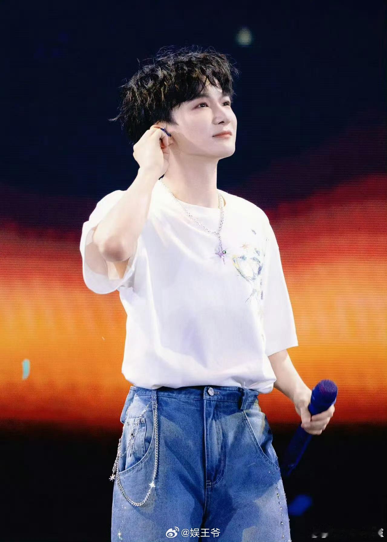 周深登台曲目首首都是国民金曲周深开口即是全场共鸣 周深是来选拔合唱团的吗 