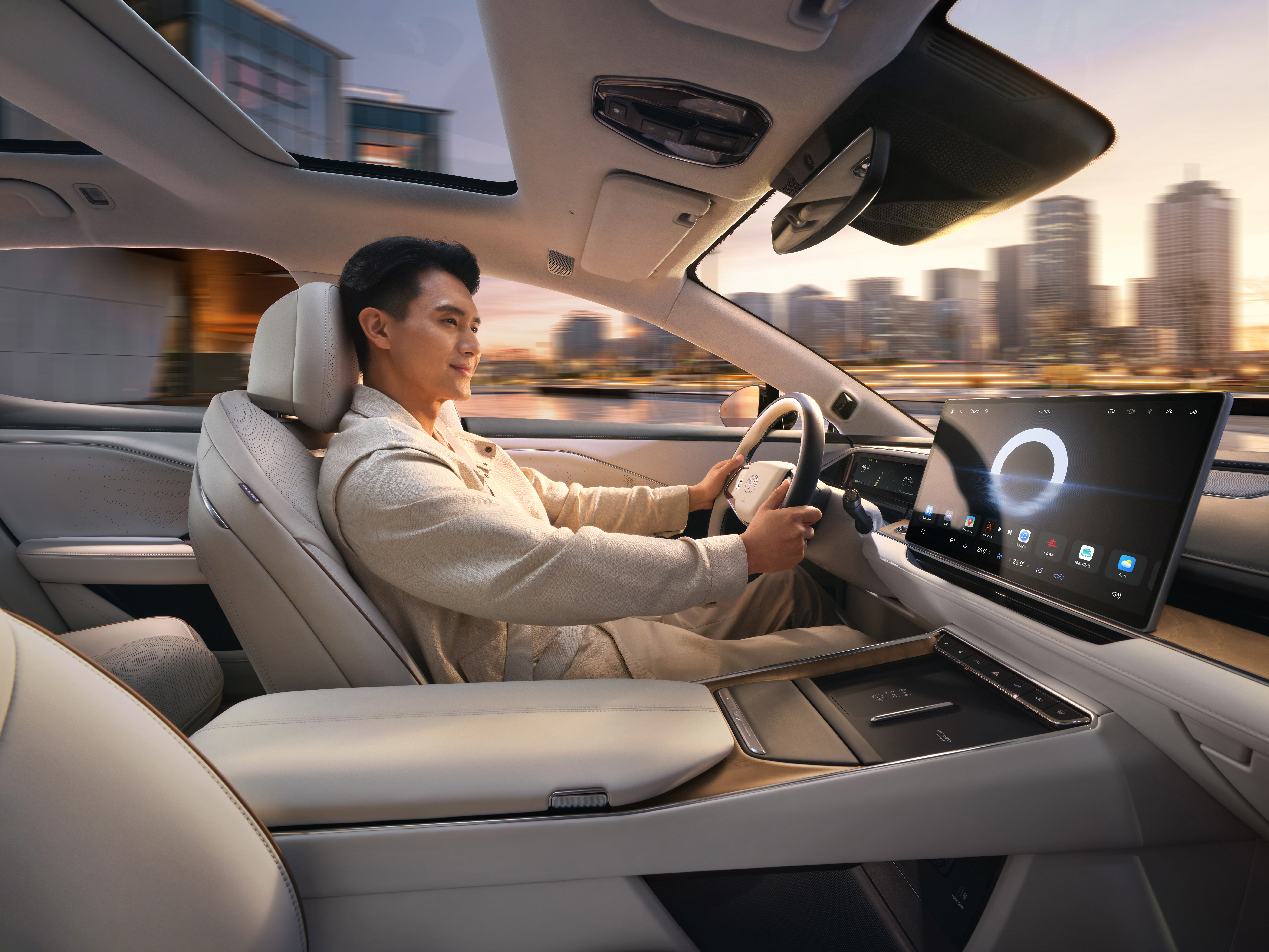 丰田铂智7MoLA大模型首测以前用惯了手机，再用中控屏缩放地图总觉得慢半拍，像是