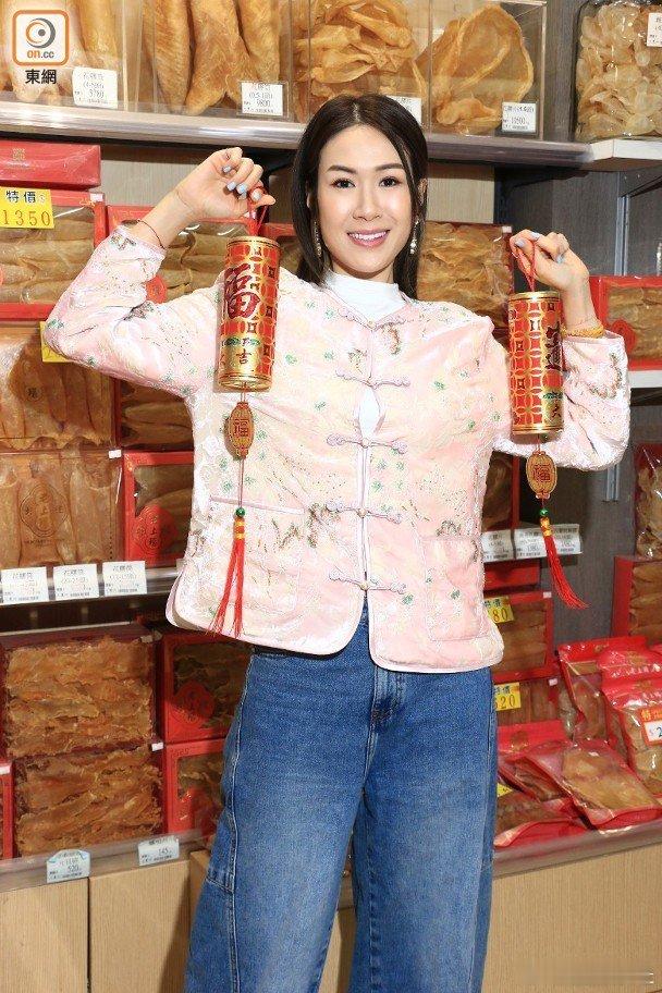 農曆新年將至，又是辦年貨的好時候，藝人莊思敏與莊思明兩姊妹就選擇到上環選購海味預