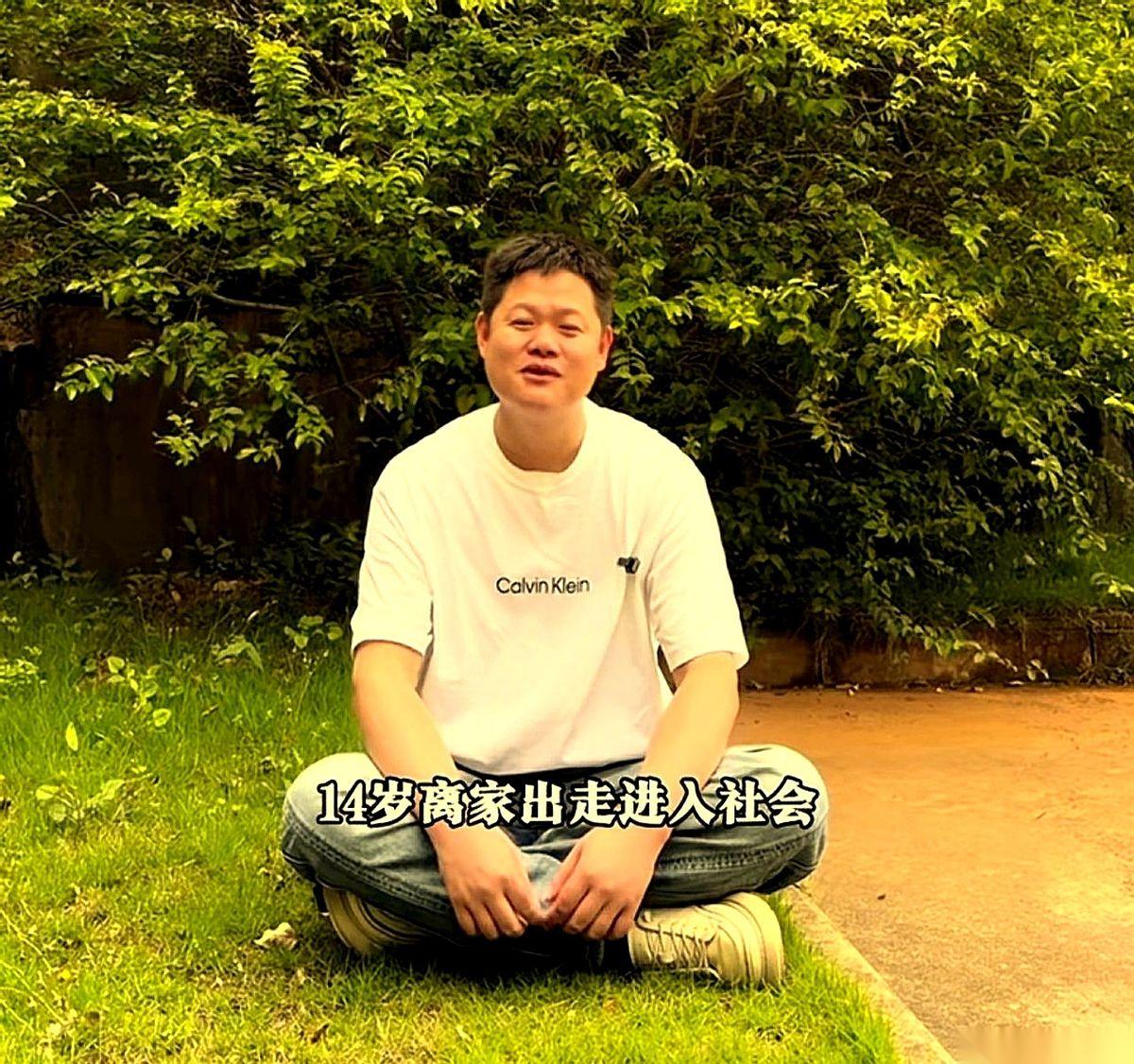 家具人小邝，流量最顶峰那会儿，饭局就没断过。
酒杯一碰，个个都是“兄弟”，张嘴闭