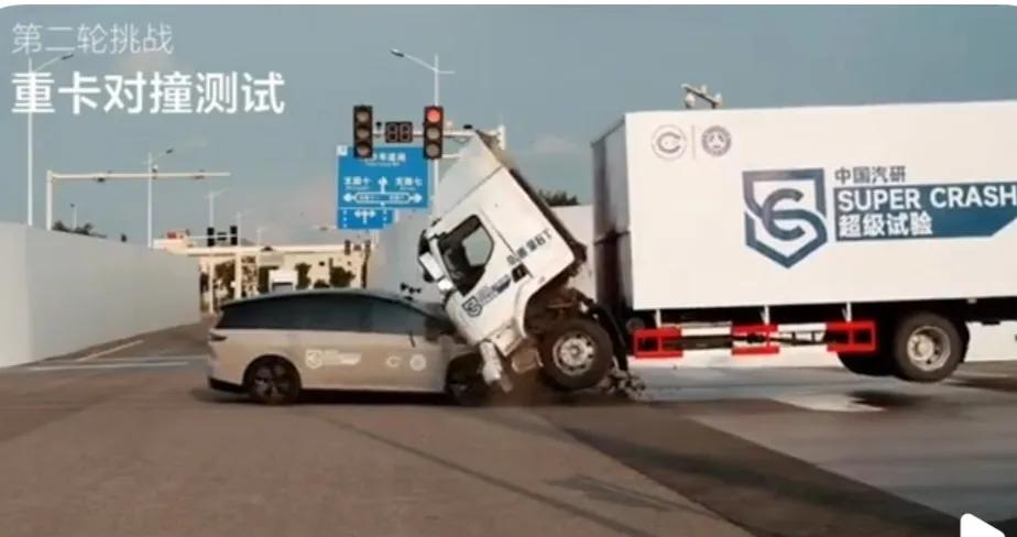 理想I8跟卡车碰撞测试简直就是完败，一辆两吨重的小汽车，居然能把一辆八吨重的卡车