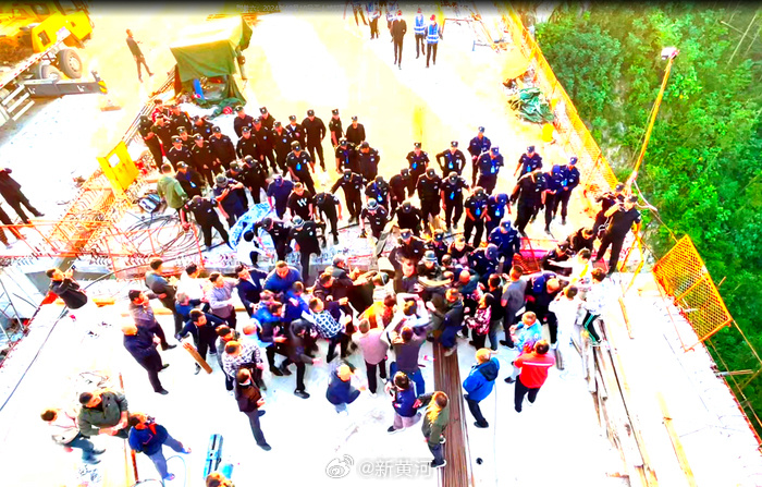 【广西一大桥上爆发#云端冲突案迎新进展# 施工方6人一审获刑，二审2月3日开庭】