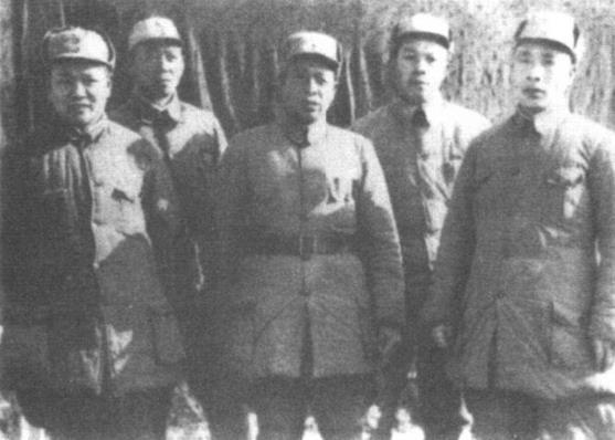 1947年延安教导第二旅领导合影。(左起:饶正锡、陈海涵、罗元发、邱慰、刘少文)