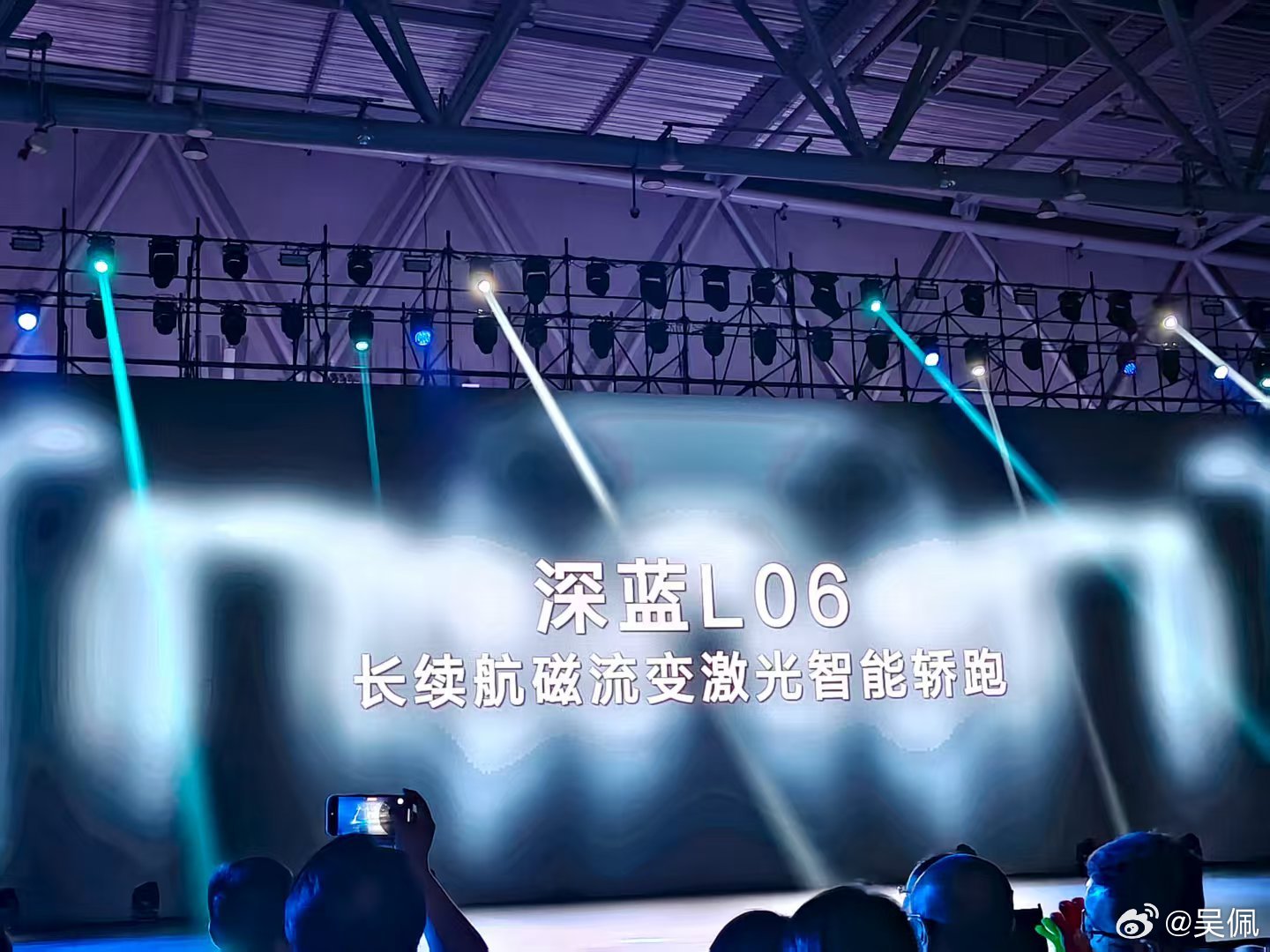 深蓝L06今天全球首发亮相，说几点值得你关注的：★ 内饰终于发布，祖传向日葵屏幕