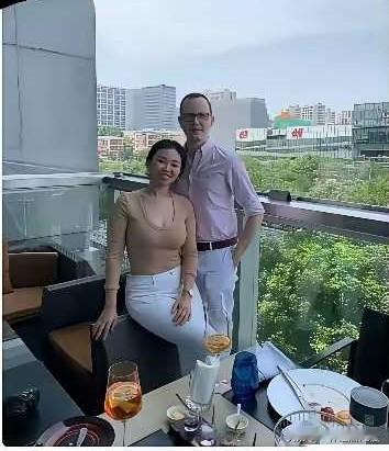 从这张恩爱的照片让我们知道，西方人和咱们审美是不一样，差别真的很大，咱们更注重脸