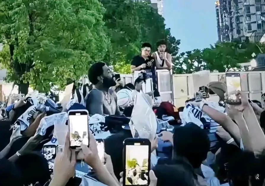 NBA球星中国行现场景象：

科比是人最多的，
詹姆斯是最受欢迎的，
哈登是最会