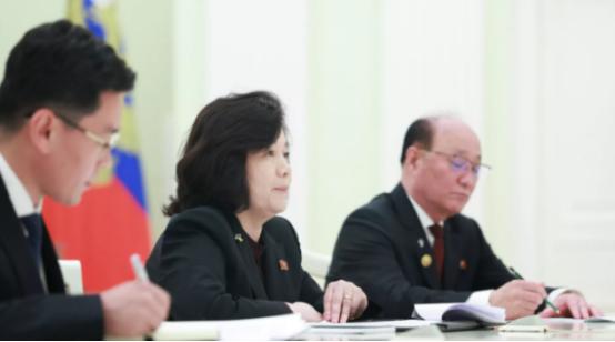 1.5万人派出去，7000人倒下了。伤亡率接近五成。
 
就在所有人以为朝鲜会缩