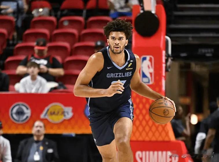 NBA拉斯维加斯夏季联赛，灰熊96-64战胜老鹰。卡梅伦-布泽尔出战29分钟，投