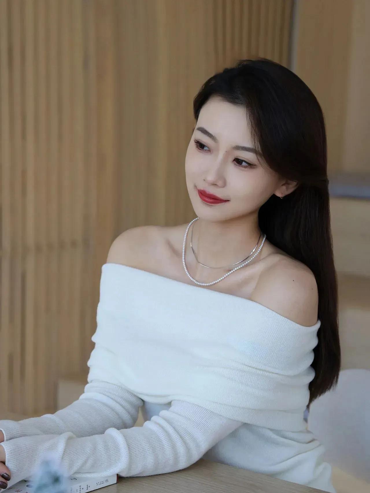 露肩装女神级美女，白色长裙，宛若仙女下凡