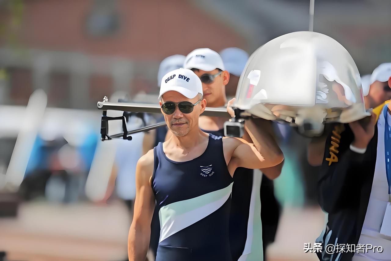 王石  又上热搜了
这次不是因为与小娇妻秀恩爱
也不是谈商业，这次是靠自己的一副