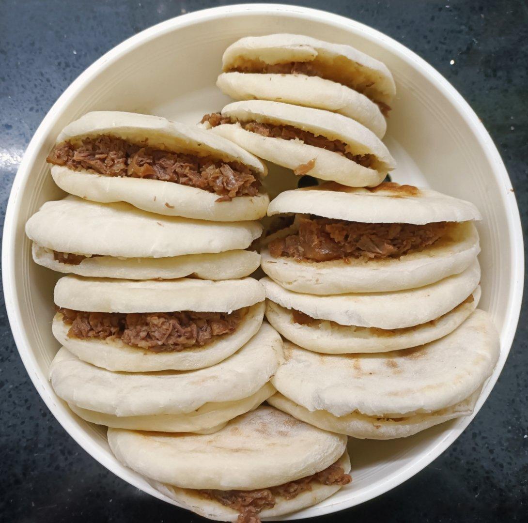 今晚做了肉(牛肉)夹馍，饼发的好，烙的时候每个都鼓了起来，刀一片里面是空心的，正