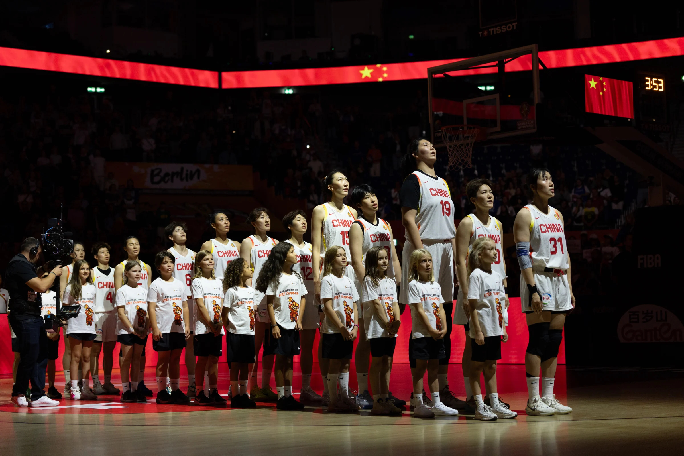 中国女篮vs法国女篮 中国女篮61-90不敌法国女篮，止步八强。以现在的阵容来说