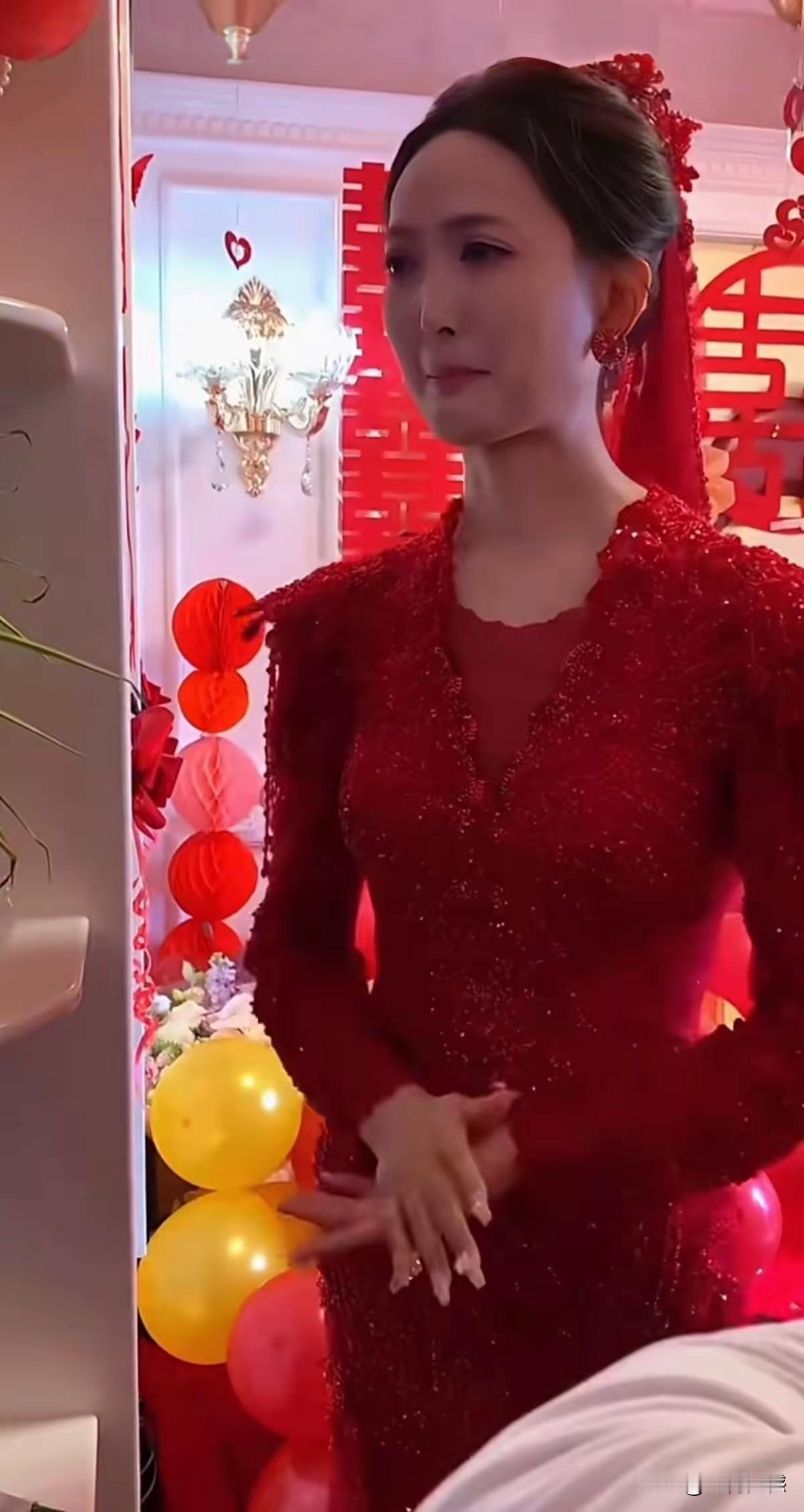 漂亮的新娘这是怎么的了？在这大喜的日子里，穿着大红的结婚盛装，眼里却似乎浸满了绿