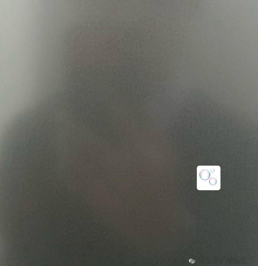 吴小鸡这个拿手机姿势像俺爷哈哈哈哈萌物一枚 