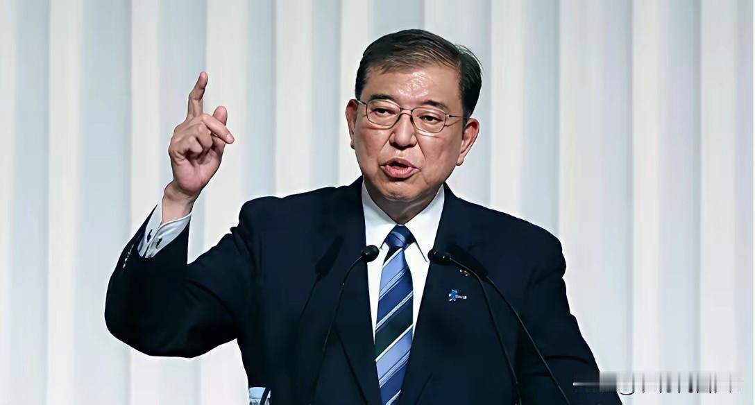 日本老首相下台后突然变活跃，台上无精打采台下火力全开？他能否挽救日本？

石破茂