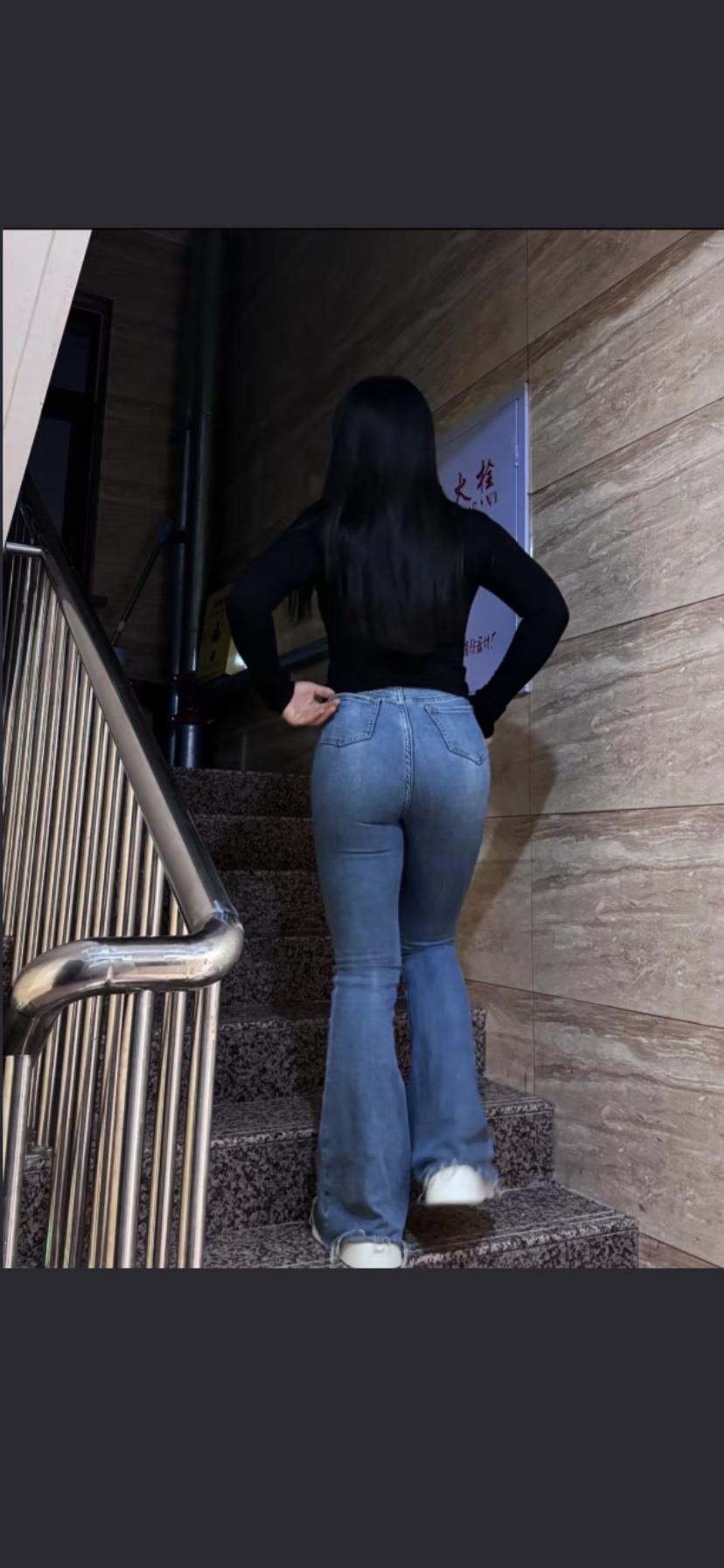 楼阁高处望，佳人倚栏思。