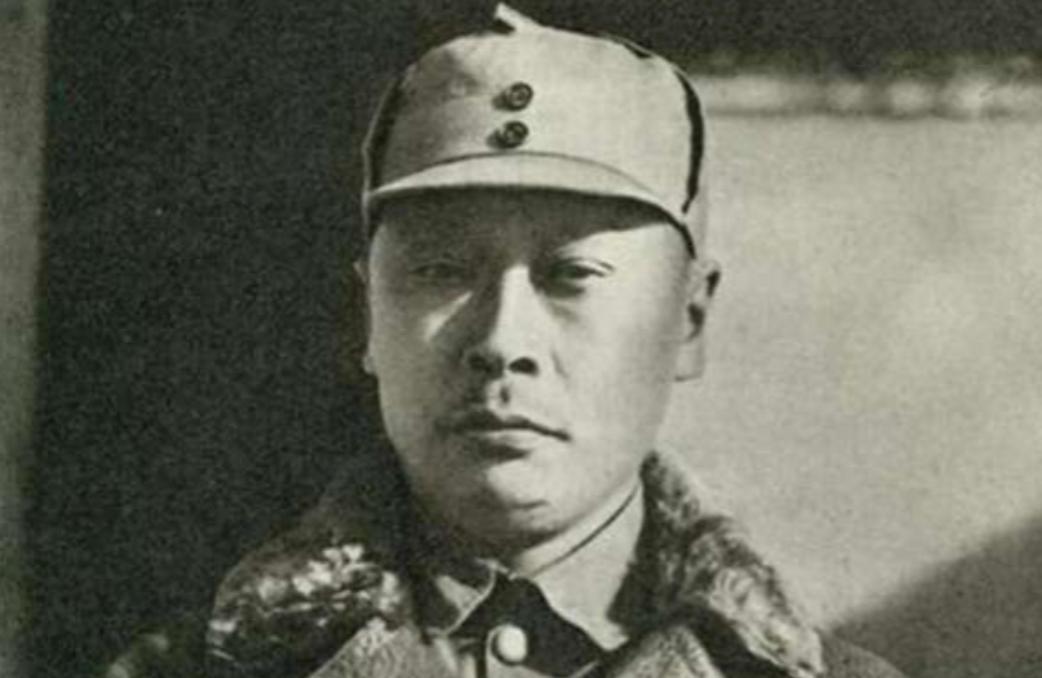 1941年，国军团长准备投奔新四军，谁知夜里却被暗杀，被捅了3刀，却没死。杀手走