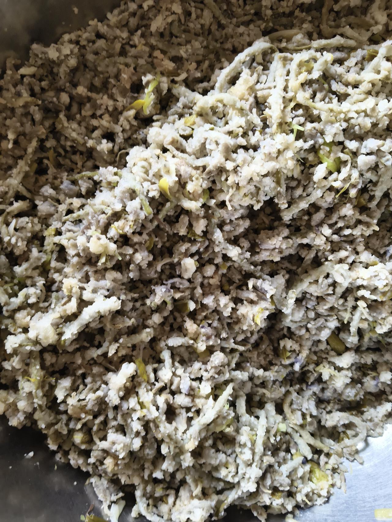 特别劲道。感觉到有点儿淡淡的香气，和洋槐花差不多。不过洋槐花要再过将近半个月才能