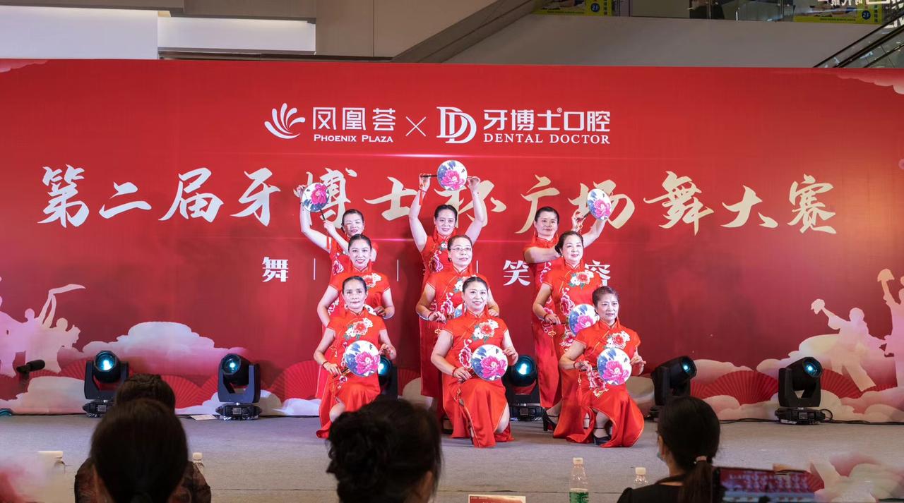 作为土生土长的苏州盛泽人，第一次参加镇体育舞蹈协会组织的旗袍秀比赛，这张舞台合影