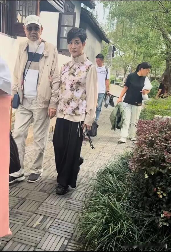 她曾经是有着最高学历的一位港姐，年轻时候貌美如花，现在老了走在街上完完全全的大妈