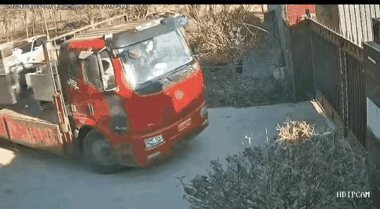快跑啊？
想力托千斤？你这是犯傻是在寻死啊！就你这小身体能挡住这重重的铁家伙，心