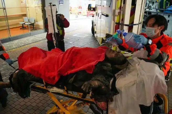 香港大埔宏福苑今天下午炸了！不是鞭炮，是棚架着火直接冲上五级火警！浓烟裹着火星窜