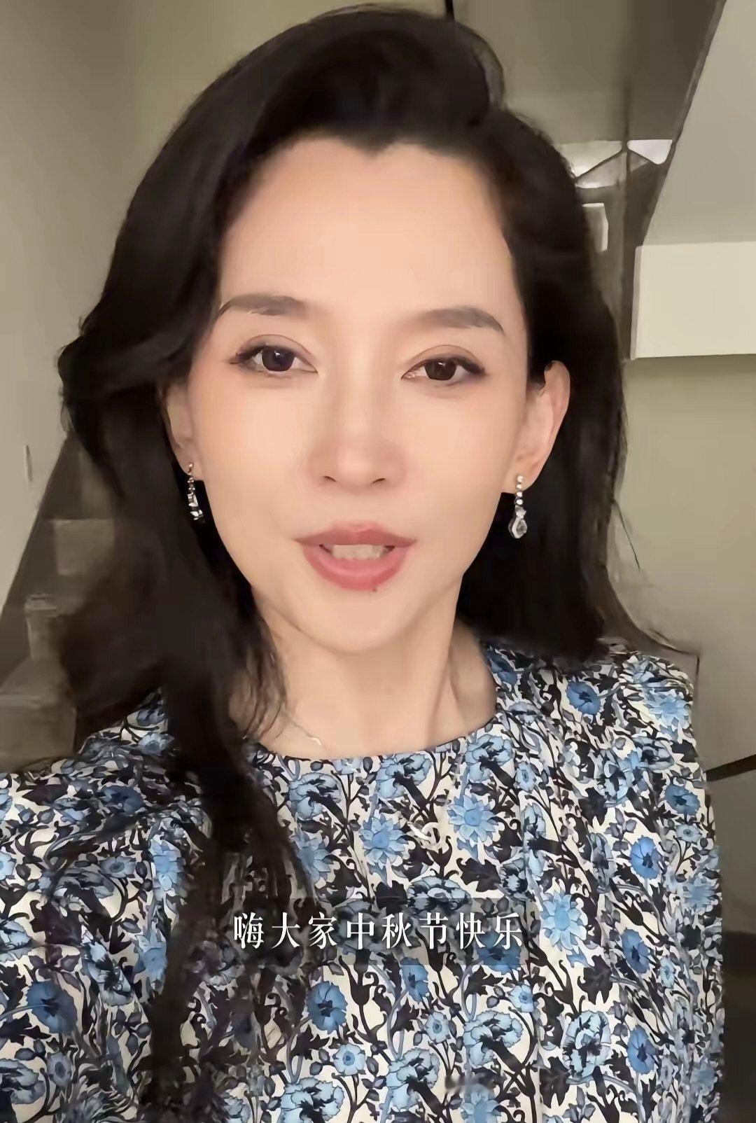 森林北晒自己工作室的中秋福利，她自费请没有回家的小伙伴吃大餐，现场点钱发给员工，