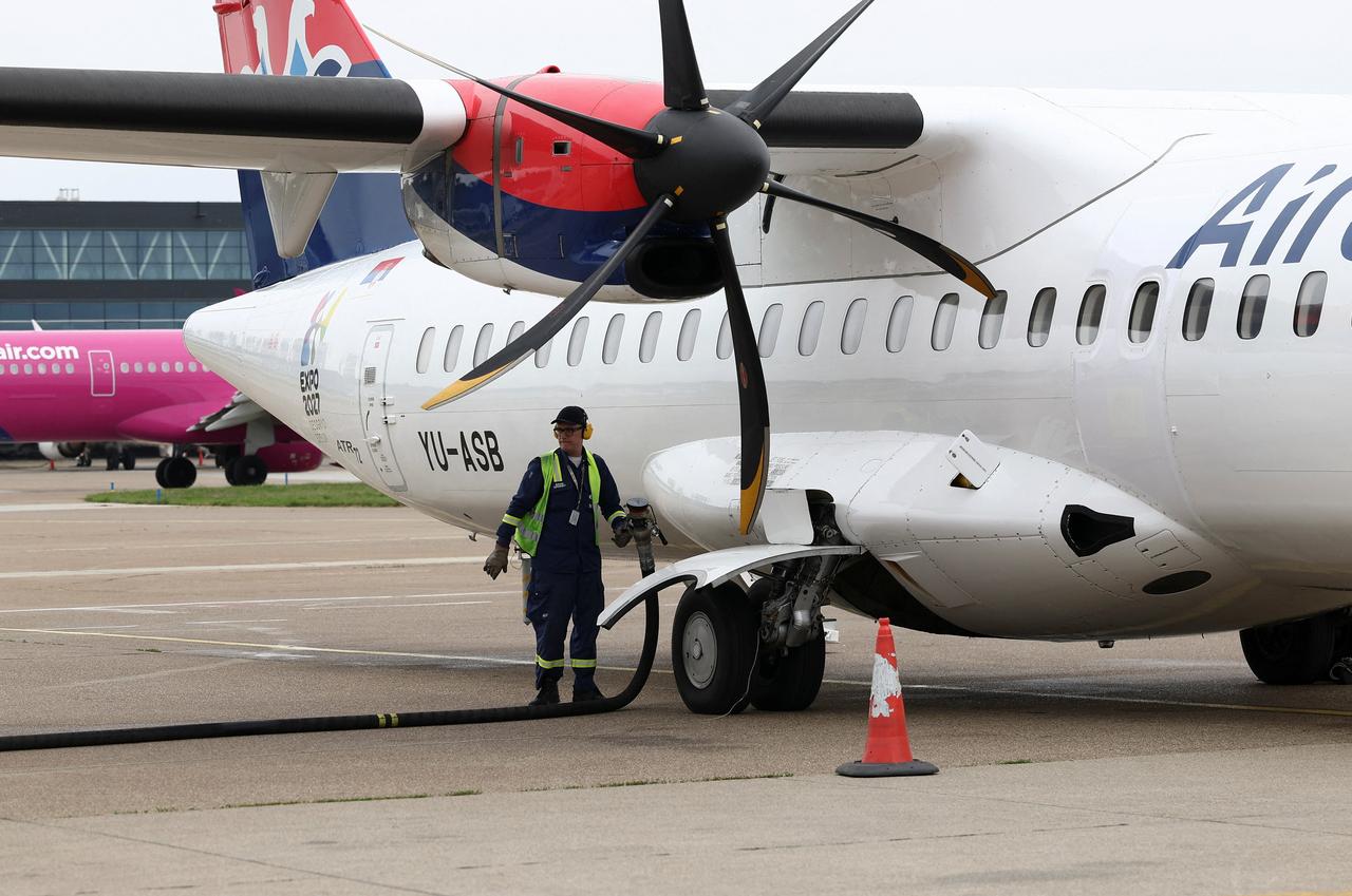 【英媒：伊朗战事致航空燃油价格翻倍，导致数万架次航班停飞】

自2月下旬美以发起