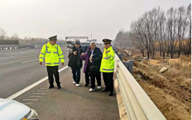 八旬老人高速公路遇事故，潍坊交通执法人员紧急处置护平安