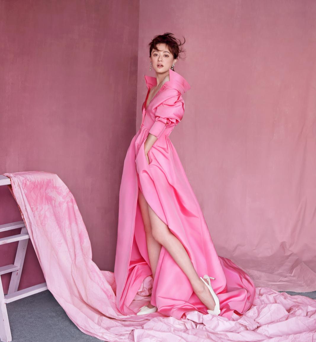 今年41岁的中国女演员孙俪穿上了粉色的华伦天奴 VALENTINO 时装登上了《