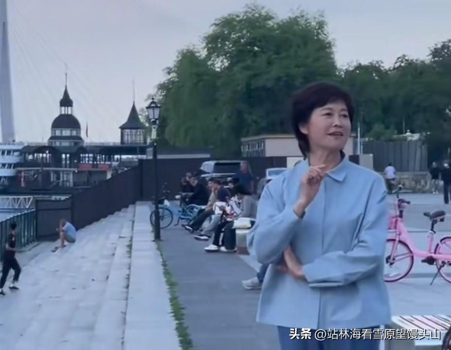 刚刚看到一位游客在二零二六年六月十八日，在黑龙江省哈尔滨市道外码头附近，拍摄的敬