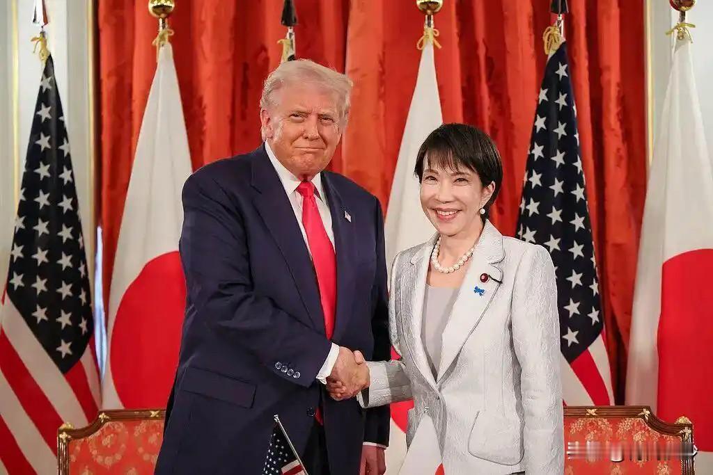 🗣️ 争议的焦点与两极反应

高市早苗在航母演讲中的表现，特别是被特朗普搂肩称