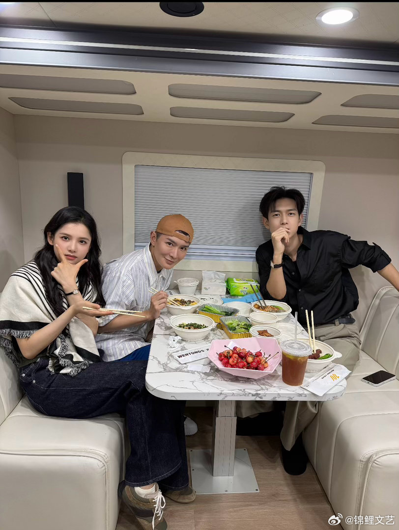 刘冲探班李现张婧仪刘冲晒与李现张婧仪合照 刘冲去探班李现张婧仪了！ 还晒了合照